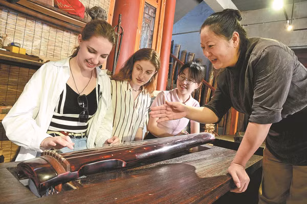 Du học sinh trải nghiệm văn hóa Trung Quốc.