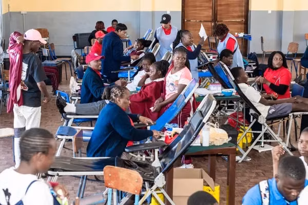 Học sinh Zimbabwe hiến máu tình nguyện.