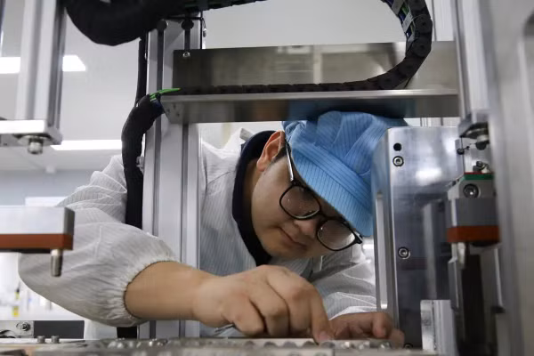 Học sinh THPT Trung Quốc được đào tạo về công nghệ.