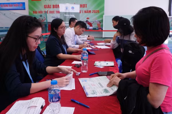 Đại diện chủ đầu tư khu nhà ở xã hội tại xã Thiên Lộc (TP Hà Nội) hướng dẫn khách hàng hoàn thiện hồ sơ.