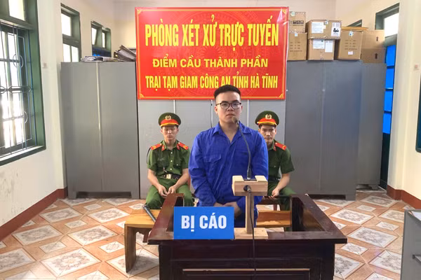 Bị cáo Trần Quang Huy tại điểm cầu thành phần Trại tạm giam Công an tỉnh Hà Tĩnh. Ảnh: H.T