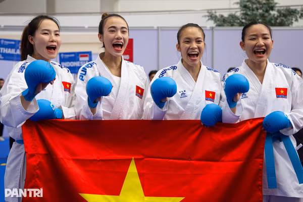 4 võ sĩ giành Huy chương Vàng nội dung kumite đồng đội nữ SEA Games 33. Ảnh: INT.