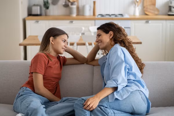 Cha mẹ và con cái cần duy trì đối thoại tích cực khi trẻ bước vào tuổi thiếu niên, thay vì để những khác biệt trong suy nghĩ dần tạo khoảng cách.