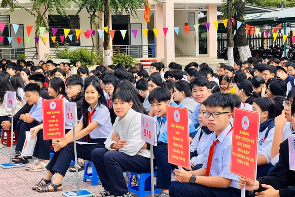 Học sinh Trường THCS Ngô Thì Nhậm tham gia buổi Tuyên truyền tác hại và phòng chống thuốc lá trong học đường. Ảnh: NTCC