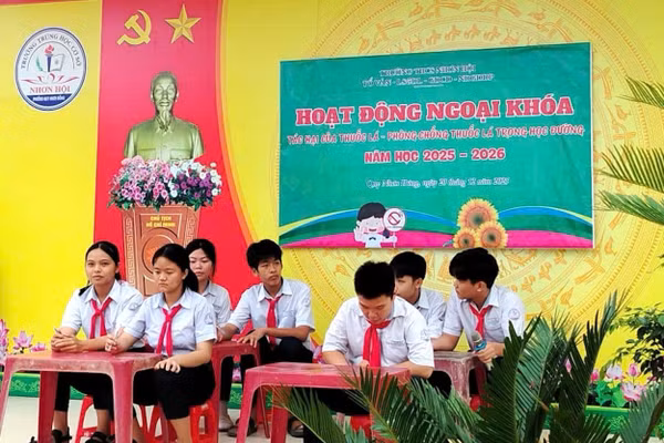 Trường THCS Nhơn Hội tổ chức hoạt động ngoại khóa tuyên truyền về tác hại của thuốc lá và thuốc lá điện tử.