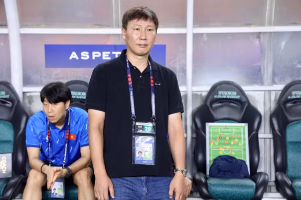 Huấn luyện viên Kim Sang Sik cần có những điều chỉnh về chiến thuật và nhân sự để làm mới đội tuyển Việt Nam.