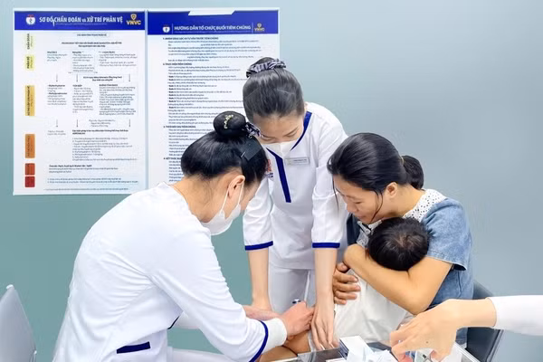 Phụ huynh cho trẻ tiêm vắc-xin cúm và phế cầu phòng bệnh tại VNVC Long Thạnh Mỹ, TPHCM. Ảnh:Diệu Thuần