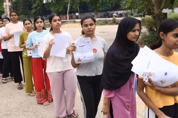 NEET là kỳ thi tuyển sinh vào trường y tại Ấn Độ.