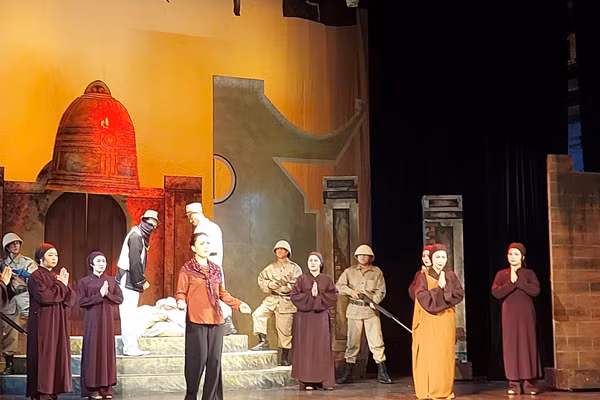 Một cảnh trong vở tuồng 'Dấu thiêng Hà Nội' (Cho những gì còn mãi). Ảnh: Bình Thanh