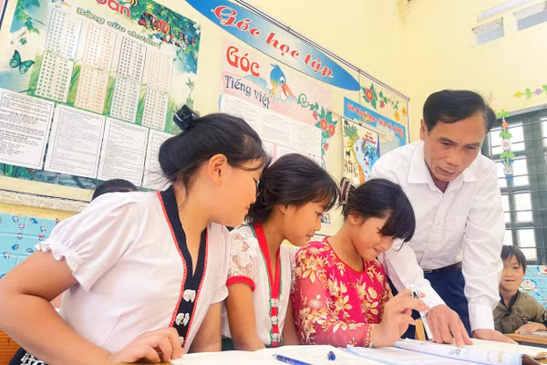 Nhà giáo Tào Văn Sinh tận tình hướng dẫn học sinh tại điểm trường lẻ Chai - Lách.