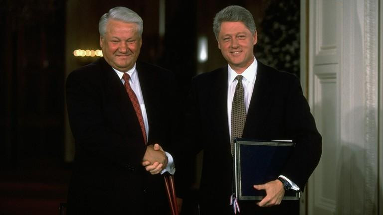 Tổng thống Nga Boris Yeltsin và Tổng thống Mỹ Bill Clinton bắt tay nhau trong lễ ký kết hiệp định tại Nhà Trắng. Ảnh: Getty