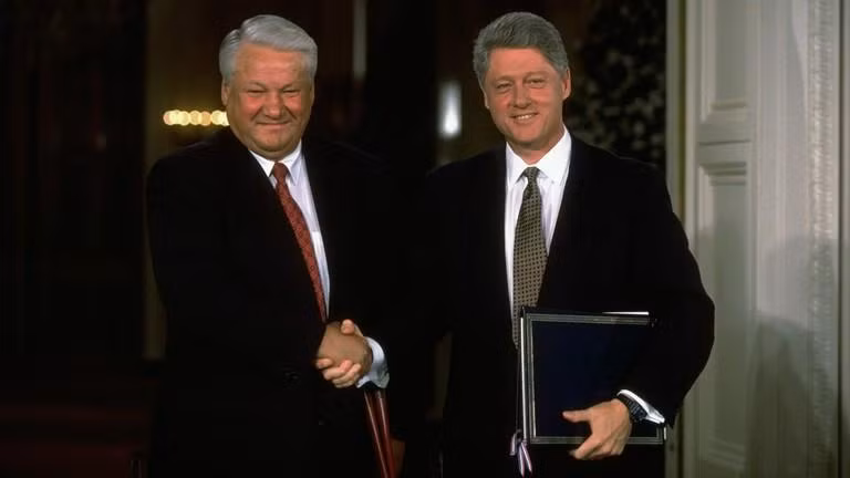 Tổng thống Nga Boris Yeltsin và Tổng thống Mỹ Bill Clinton bắt tay nhau trong lễ ký kết hiệp định tại Nhà Trắng. Ảnh: Getty