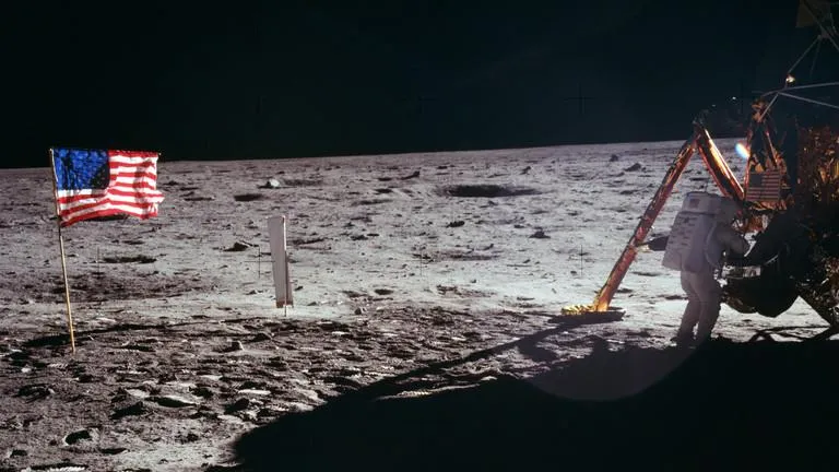 Phi hành gia Neil A. Armstrong, chỉ huy sứ mệnh Apollo 11, tại cụm thiết bị lưu trữ mô-đun (MESA) của Lunar Module Eagle trong hoạt động ngoài tàu vũ trụ (EVA) đầu tiên mang tính lịch sử trên mặt trăng, ngày 20 tháng 7 năm 1969.