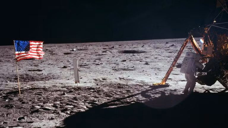 Phi hành gia Neil A. Armstrong, chỉ huy sứ mệnh Apollo 11, tại cụm thiết bị lưu trữ mô-đun (MESA) của Lunar Module Eagle trong hoạt động ngoài tàu vũ trụ (EVA) đầu tiên mang tính lịch sử trên mặt trăng, ngày 20 tháng 7 năm 1969.