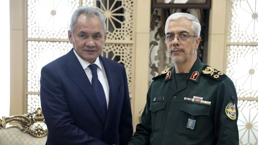 Thư ký Hội đồng An ninh Nga Sergei Shoigu (trái) trong cuộc gặp Tham mưu trưởng Lực lượng Vũ trang Iran Mohammad Bagheri. Ảnh: Bộ Tổng tham mưu Lực lượng vũ trang Iran/AP