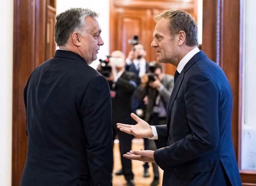 Ông Donald Tusk (phải) và Thủ tướng Hungary Donald Tusk (trái).