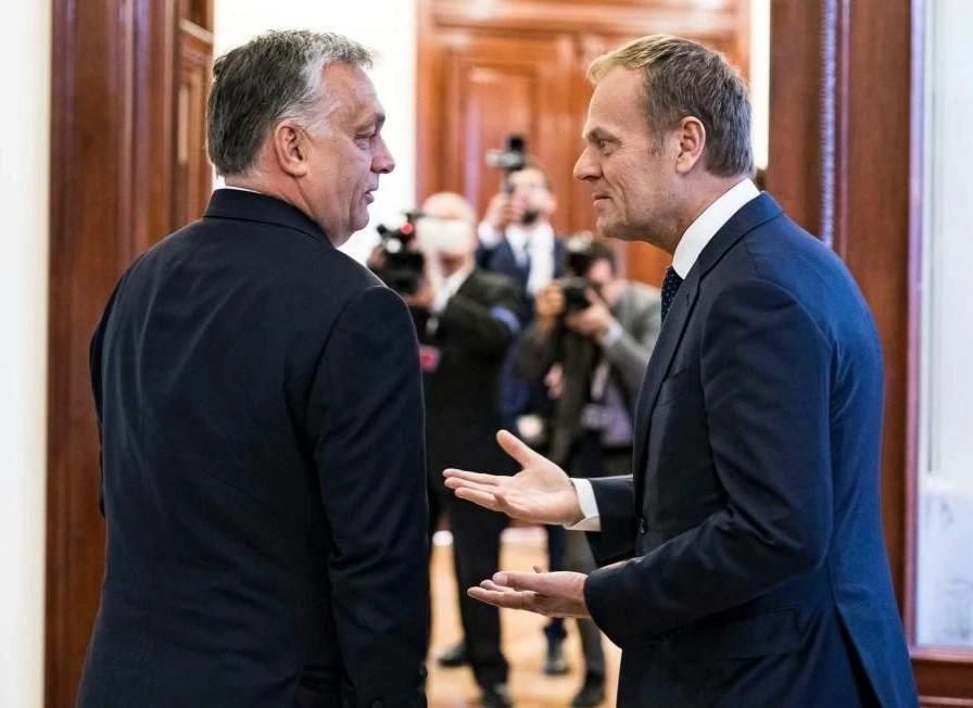 Ông Donald Tusk (phải) và Thủ tướng Hungary Donald Tusk (trái).