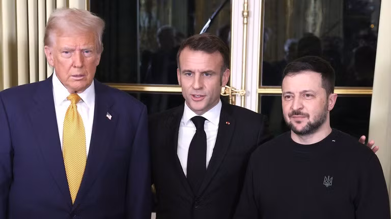Tổng thống Pháp Emmanuel Macron, Tổng thống đắc cử Hoa Kỳ Donald Trump và nhà lãnh đạo Ukraine Vladimir Zelensky trong cuộc gặp tại Paris. Ảnh: Getty Images