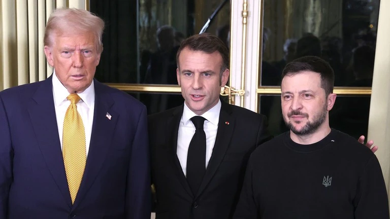 Tổng thống Pháp Emmanuel Macron, Tổng thống đắc cử Hoa Kỳ Donald Trump và nhà lãnh đạo Ukraine Vladimir Zelensky trong cuộc gặp tại Paris. Ảnh: Getty Images