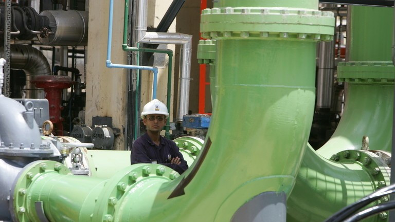 Một công nhân tại nhà máy lọc dầu BPCL Mumbai ở Ấn Độ. Ảnh: Hindustan Times