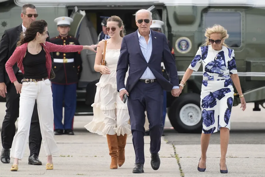 Ông Biden họp gia đình tại Trại David.