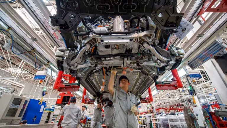 Bên trong nhà máy sản xuất xe điện Trung Quốc.