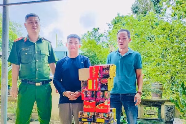 Đối tượng Đỗ Mạnh Hưng (đứng giữa) đã bị tạm giữ hình sự (ảnh Công an tỉnh Phú Thọ).