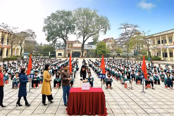 Cán bộ, giáo viên trường THCS Phùng Nguyên 1 ủng hộ.