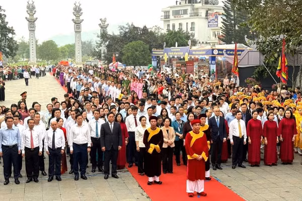 Bà Võ Thị Ánh Xuân, Phó Chủ tịch nước và đại biểu cùng đông đảo nhân dân, du khách dự lễ khai hội Tây Thiên.