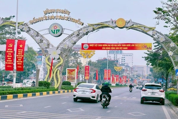 Phường Vĩnh Phúc khoác lên mình diện mạo tươi mới, rực rỡ sắc cờ hoa, pano, áp phích tuyên truyền trên khắp các tuyến đường, khu dân cư, cơ quan, đơn vị.