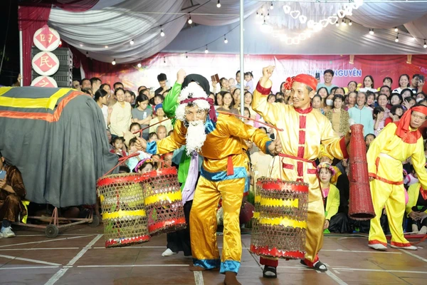 Diễn xướng “Tứ dân chi nghiệp” tại lễ hội.