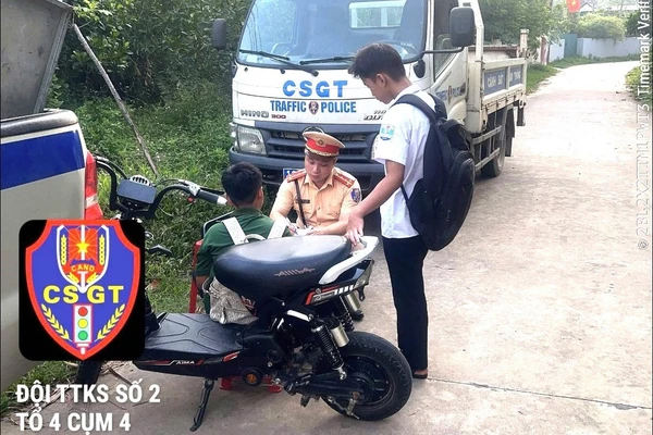 Lực lượng CSGT Công an tỉnh Phú Thọ kiểm tra, xử lý học sinh vi phạm trật tự an toàn giao thông (ảnh: Công an tỉnh Phú Thọ).