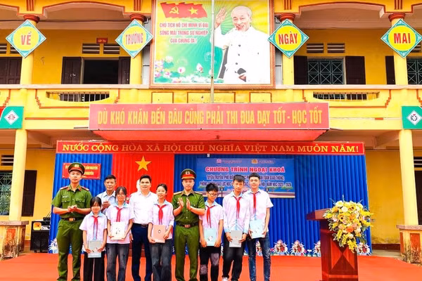 Ban tổ chức tặng quà cho các em học sinh trường THCS Bản Nguyên có số lần trả lời đúng câu hỏi của chương trình nhiều nhất.