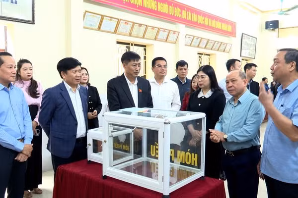 Ông Nguyễn Hữu Đông, Chủ nhiệm Ủy ban Công tác đại biểu của Quốc hội cùng các đại biểu kiểm tra khu vực bỏ phiếu tại phường Phú Thọ.