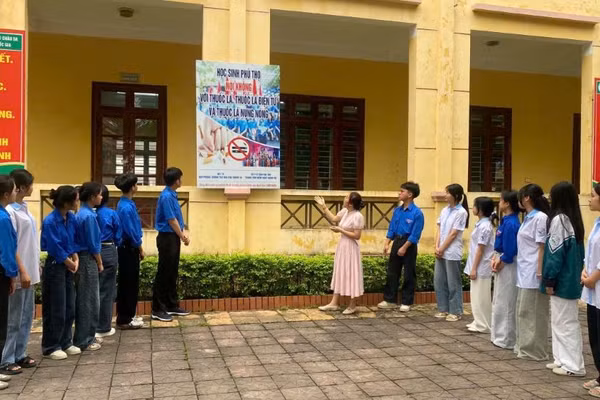 Giáo viên Trường THPT Long Châu Sa tuyên truyền cho học sinh về tác hại việc sử dụng thuốc lá.