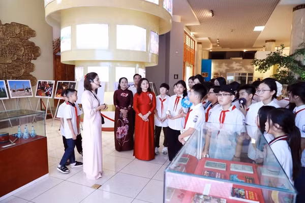 Học sinh tham quan, trải nghiệm.