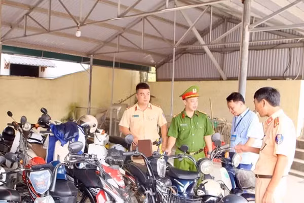 Cán bộ Phòng CSGT, Công an tỉnh Phú Thọ phối hợp với Công an xã Phù Ninh kiểm tra, rà soát các phương tiện tham gia giao thông của học sinh tại trường học. Ảnh: TG