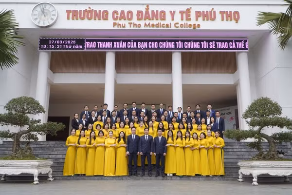 Tập thể cán bộ, giáo viên, nhân viên Trường Cao đẳng Y tế Phú Thọ.