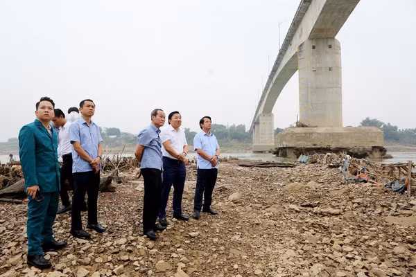 Ông Nguyễn Huy Ngọc, Phó Chủ tịch UBND tỉnh Phú Thọ (thứ 2 từ phải sang) kiểm tra tại cầu Sông Lô.