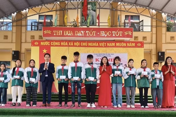 BGH Trường THCS Cao Mại trao thưởng cho HS.