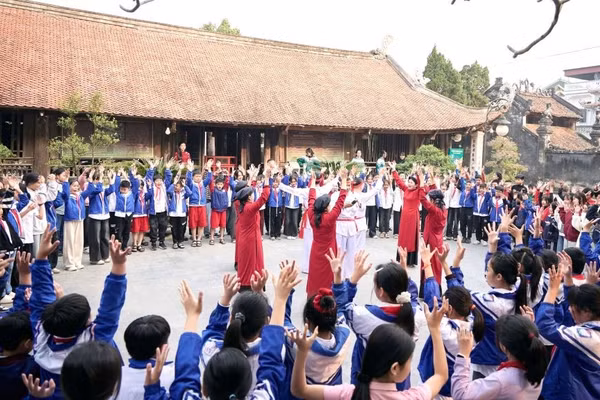 Trường Tiểu học Hùng Lô đã tổ chức cho học sinh toàn trường tham gia chương trình học tập, trải nghiệm thực tế tại Đình cổ Hùng Lô (phường Vân Phú).