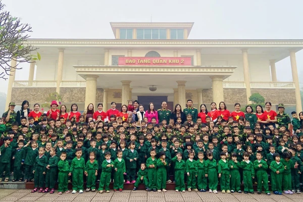 Các đại biểu và các bé trường Mầm non Cao Xá 1 thăm quan, trải nghiệm tại Bảo tàng Quân khu 2.