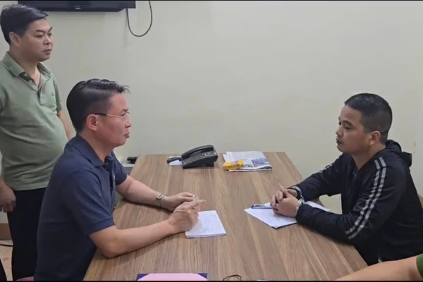 Thiếu tướng Nguyễn Minh Tuấn, Giám đốc Công an tỉnh Phú Thọ (ngồi bên trái) lấy lời khai đối tượng Vũ Phương Nhung (ảnh: Công an tỉnh Phú Thọ).