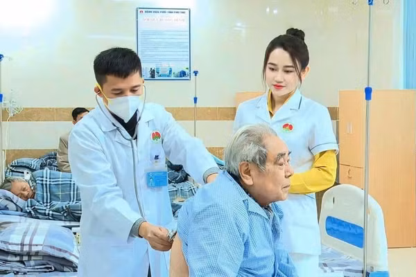 Các bác sĩ tại Bệnh viện Phổi tỉnh Phú Thọ thăm, khám cho bệnh nhân.