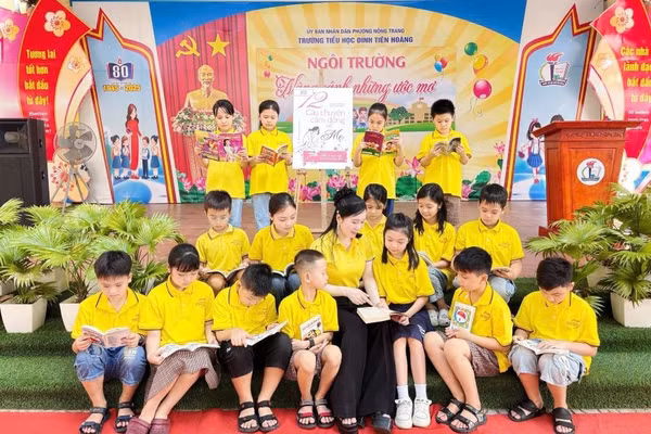 Nhà giáo Ưu tú Trần Thị Ánh Nguyệt - Hiệu trưởng Trường Tiểu học Đinh Tiên Hoàng và các em học sinh.