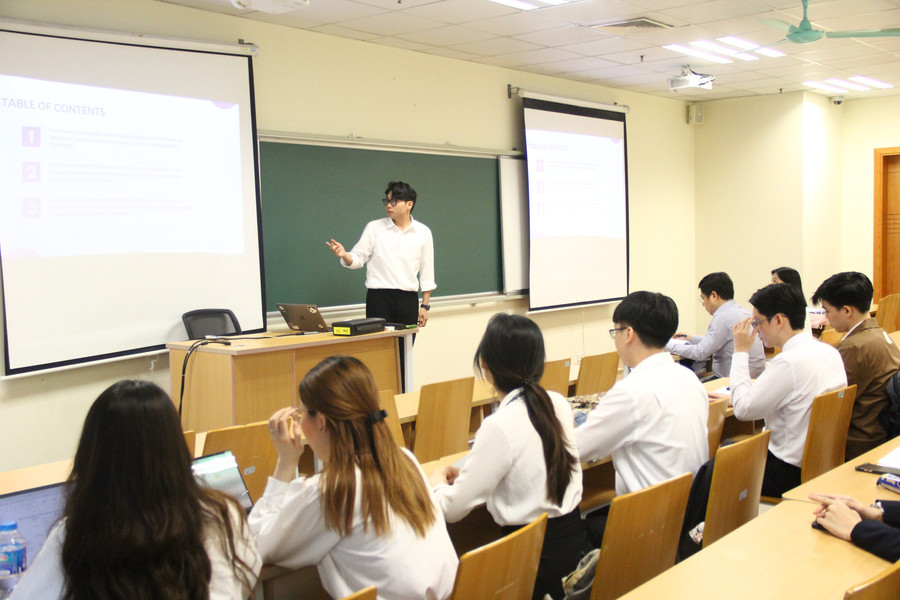 Sinh viên Đại học Kinh tế Quốc dân (Hà Nội) bảo vệ kết quả thực tập. Ảnh: NTCC - Sỹ Điền doi-moi-quan-tri-then-chot-cua-dai-hoc-da-linh-vuc-3.jpg