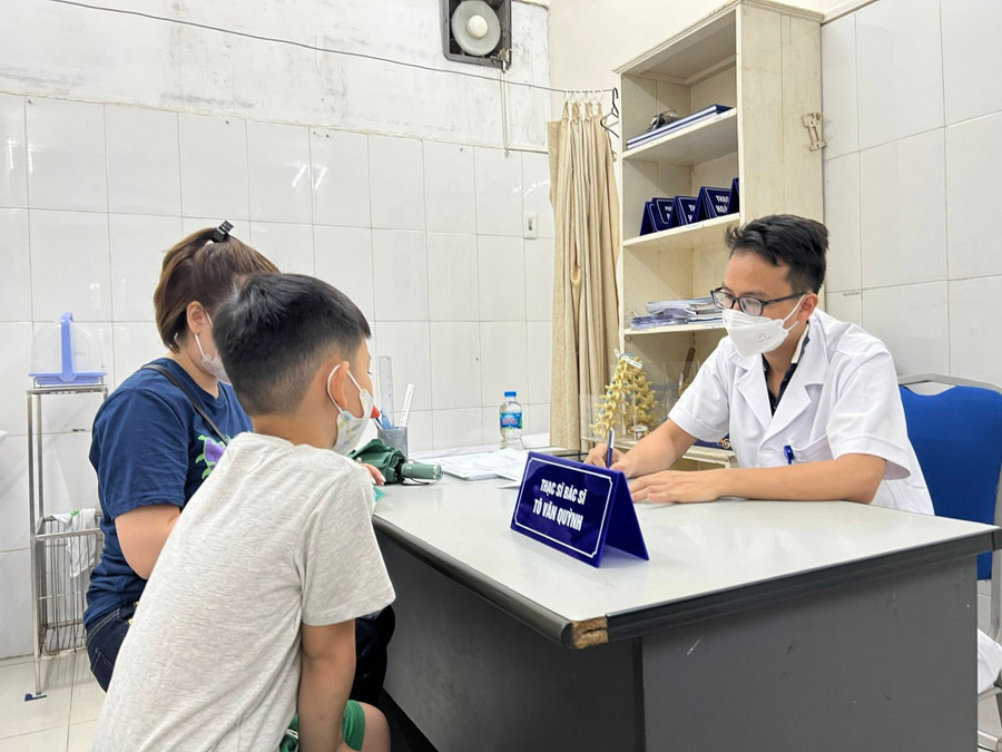 Bác sĩ tư vấn cho trẻ đến khám do cong vẹo cột sống. Ảnh: Bệnh viện Hữu nghị Việt Đức cong-veo-cot-song-o-tre-em-canh-bao-som-can-thiep-kip-thoi-305.jpg