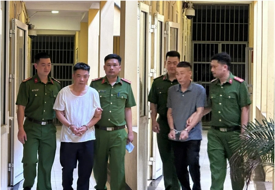 Chủ tịch, Phó Chủ tịch xã Tự Nhiên tại cơ quan công an.