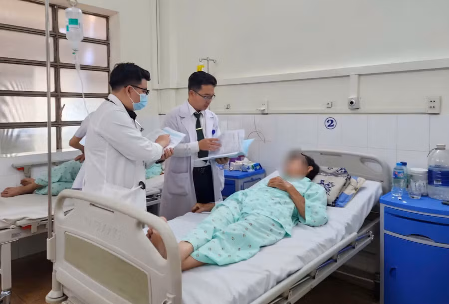 BSCKII Kiều Mạnh Hà thăm khám cho bệnh nhân sau điều trị đột quỵ. Ảnh: L.N