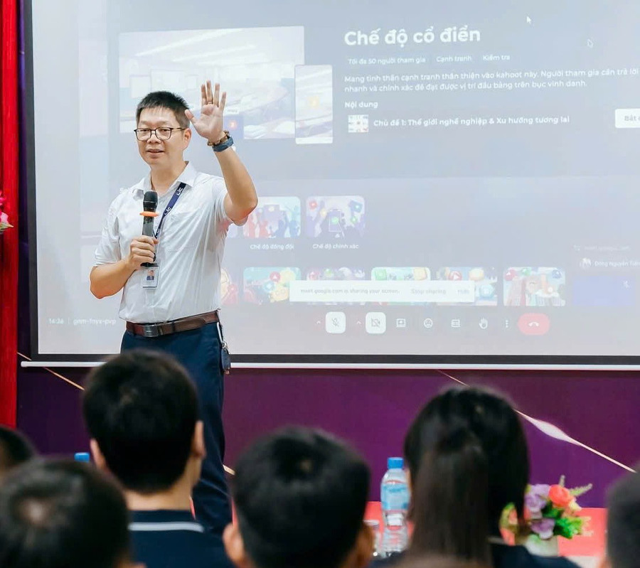 PGS.TS Nguyễn Tiến Đông - Hiệu trưởng Trường Cao đẳng Lý Thái Tổ (Bắc Ninh) trao đổi cùng sinh viên. Ảnh: NVCC